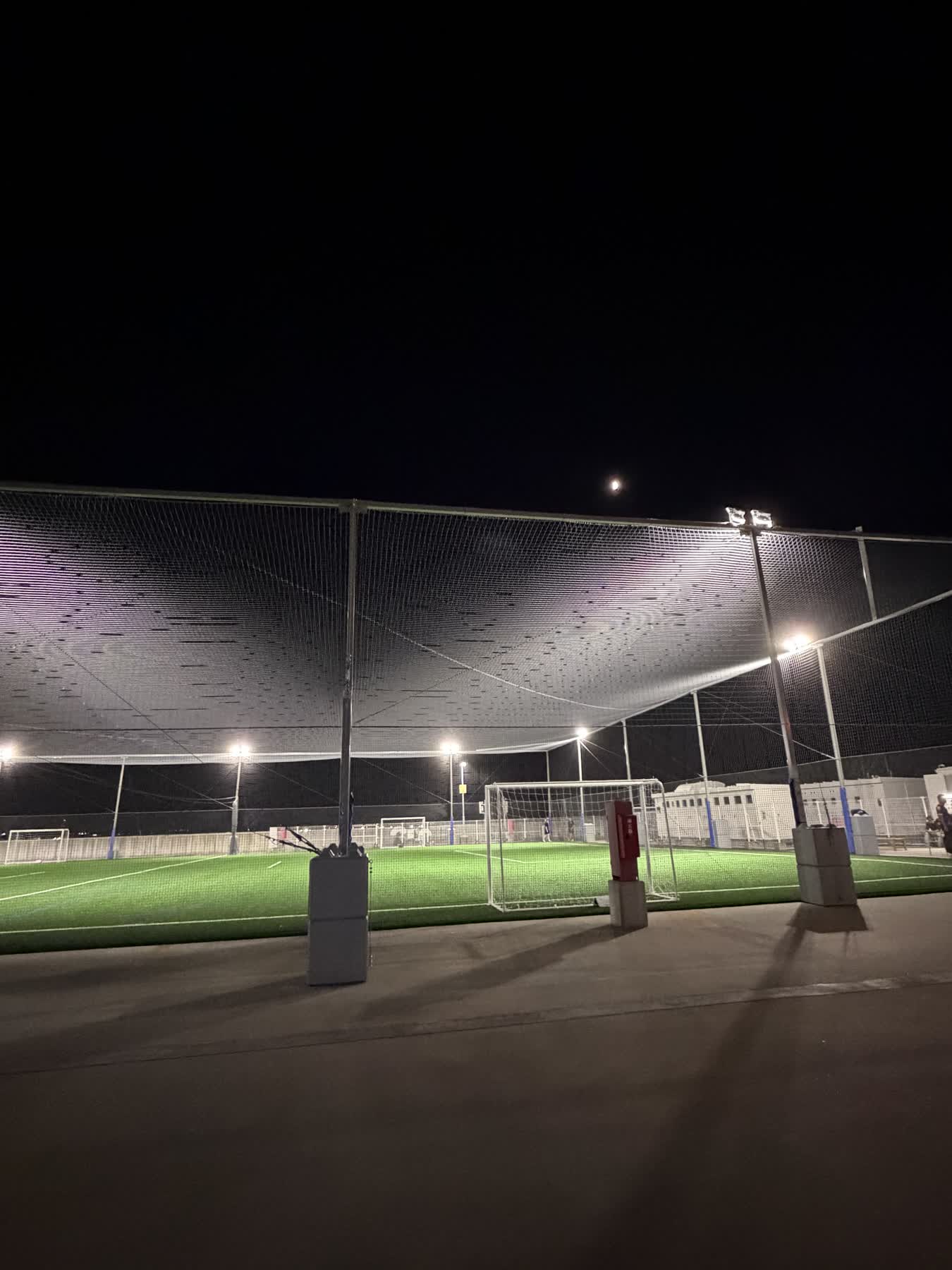 開始前、ナイター照明に照らされたLECT FOOTBALL PARKのコート
