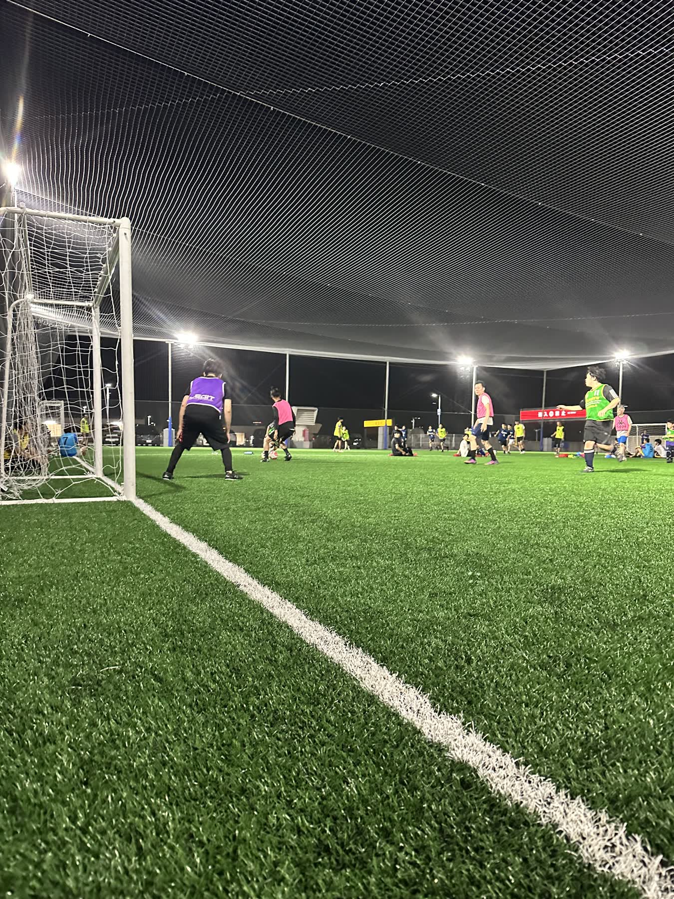 ナイター照明の下でプレーする第2回LECT NIGHT FUTSAL参加者